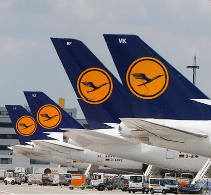 A Normal Day for the Lufthansa Group We take off and land about 2,800 times a day. We handle more than 286,000 passengers and over 5,400 tons of air freight.