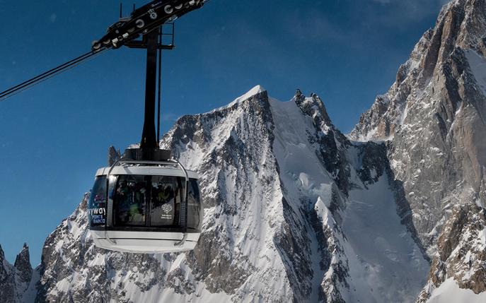 Punta Helbronner is reached from the base in 10 minutes with an optional stop in Pavilion du Mont Frety where Courmayeur and