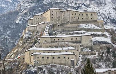 Castles of Valle D Aosta* In the middle ages, the Aosta Valley was a compulsory passage towards Alpine passes and toll collections were an important source of power and income.