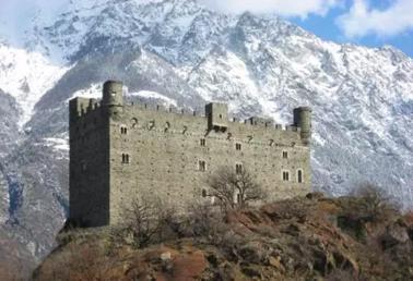 The Castle belonged to the preeminent family of the area, the Challants until 1716 during which it was used as the seat ofthe family. 55 km from Nira Montana.