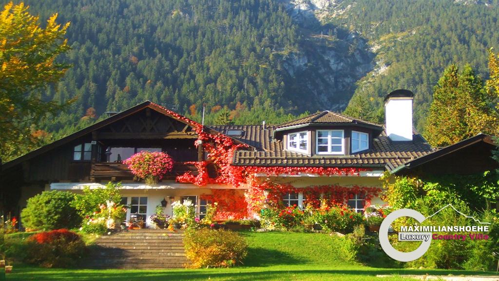 MAXIMILIANSHOEHE GARMISCH-PARTENKIRCHEN Welcome to this luxurious property with stunning view towards Germanys top summit.