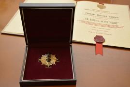 А кадемските свечености, прославувајќи го патрониот ден и 66-годишнината од основањето на Универзитетот, продолжија во аулата на Ректоратот, со чинот на доделувањето на наградата Св. Кирил и Методиј.
