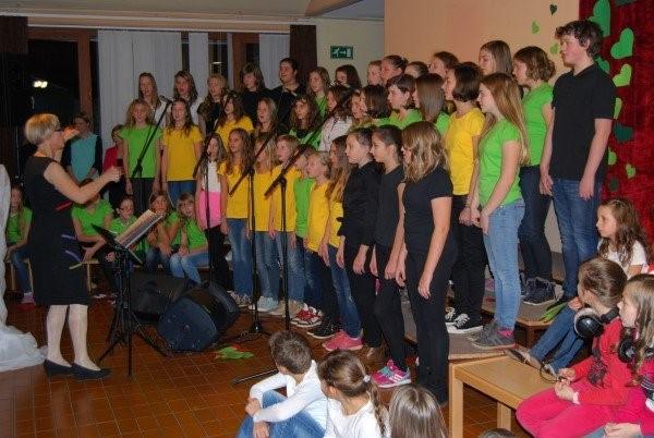 MOJA PESEM, MOJ PONOS Otroški pevski zbor Pevski zbor je interesna dejavnost, v kateri ob petju spoznavamo zvrsti glasbe, kako peti večglasno, s pomočjo učiteljice sestavljamo, preurejamo pesmi,