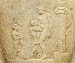 10 5.1.3 Antična Grčija Na drugem koncu sveta, v Grčiji, so prav tako ostali naslikani dokazi o tem, da so nogomet oziroma obliko udejstvovanja z ţogo gojili ţe v antiki.