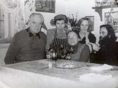 Slika 6: Marjan Dobovšek z družino, 1974 Prva večja akcija po Marjanovi upokojitvi leta 1975 je bil dvotedenski izlet v London, kamor sta ju, njega in njegovo ženo Elzo, povabila njuna hči Bibi