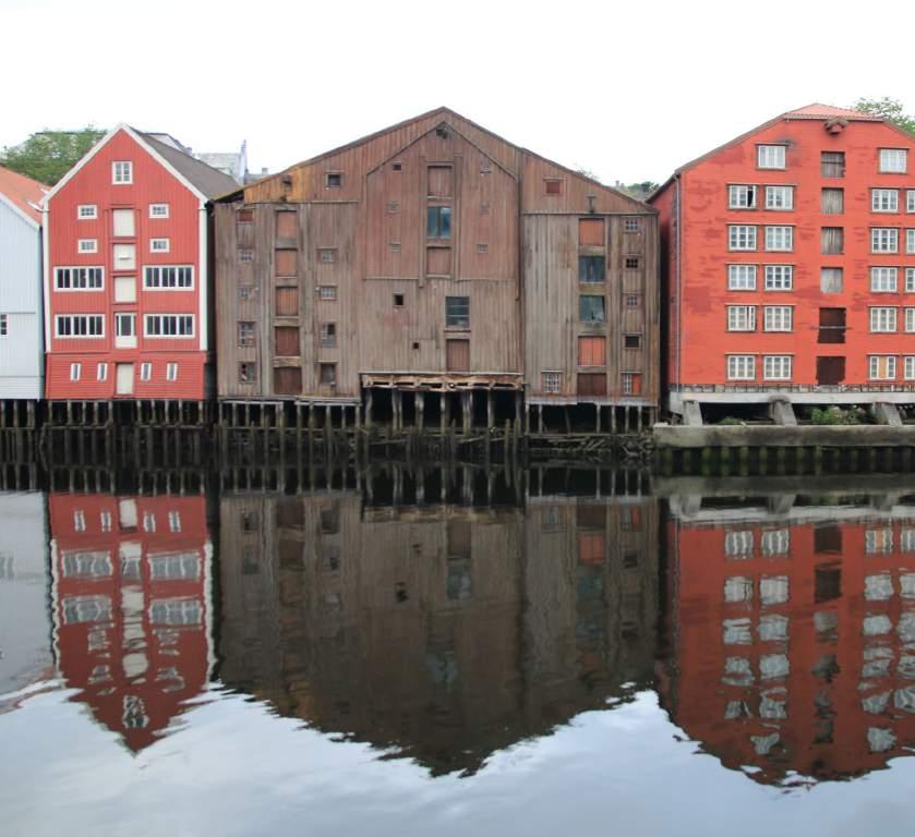 Day 3 Northbound KRISTIANSUND RØRVIK BEATRIZ MONTERO Rørvik Discover the old capital Down to the river 3G The river that flows quietly through the centre of