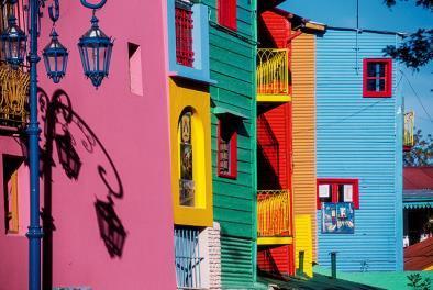 La Boca: Its typical postcards are the houses ("conventillos") whose front sides are composed out of coloured planks.