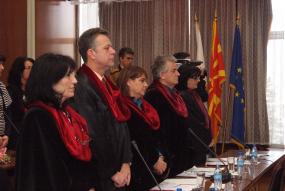 Зунун Зунуни, на 2 октомври 2008 година, на Институтот за социолошки и политичкоправни истражувања, ја одбрани докторската дисертација на тема: Емиграционите движења од Македонија во Европа со