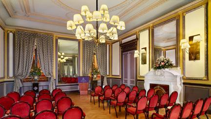 Special price For quick deciders we can offer a special room rate of 230, - per person at Hotel Des Indes The Hague. The price includes breakfast and exludes city tax.