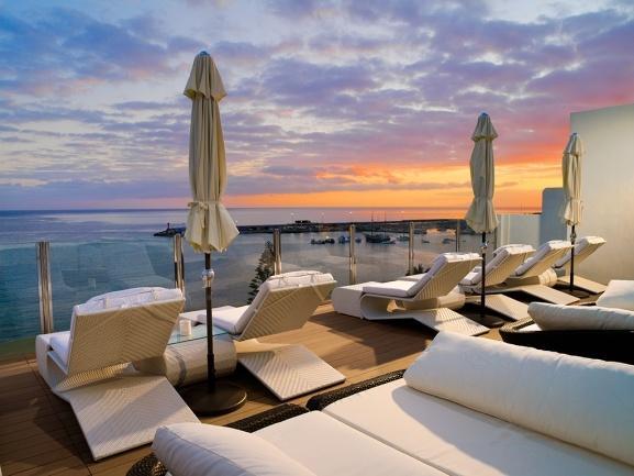 Chill-Out Terrace: terrace located on the eighth floor with impressive views of the ocean and