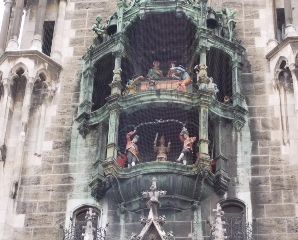The Glockenspiel in the tower of the new city hall was inspired by the tournaments that were held in the Middle Ages in this city square Every day at 11 a.
