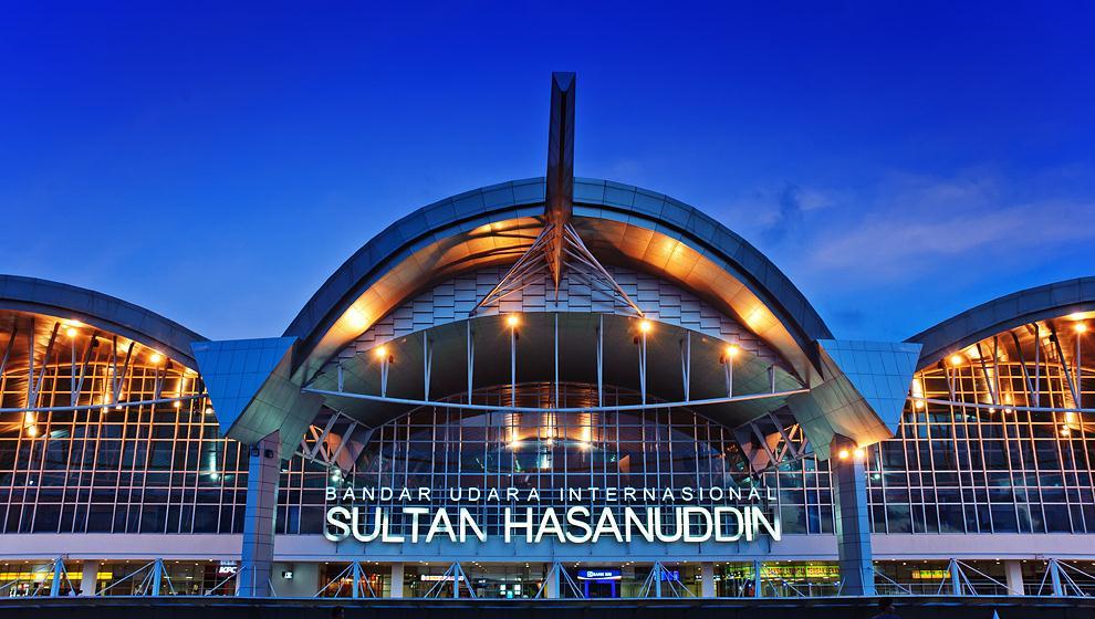 Useful Information Transportation from Jakarta Airport (Soekarno Hatta Airport) to Makassar The Airport of Makassar (Sultan Hasanuddin) is served by most of Indonesia's domestic carriers.