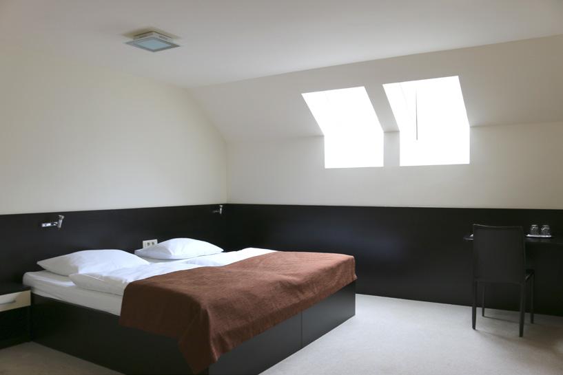 MANSARDA Ležišče 100 cm x 210 cm, soba 13 m2 PREDNOSTI SOBE Standardne sobe vam ponujajo odlično razmerje kakovosti in cene.