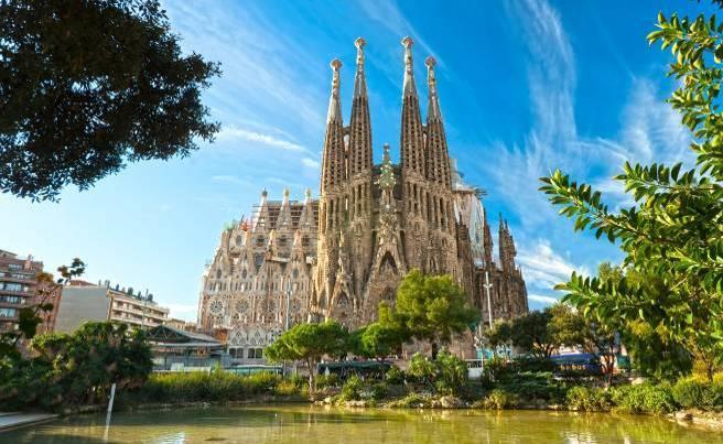 Friday, March 17 th, 2017 Monumental Visit of Barcelona: On the Footsteps of Gaudí We will take the guests on a city tour through Barcelona following the footsteps of the city s most influential son