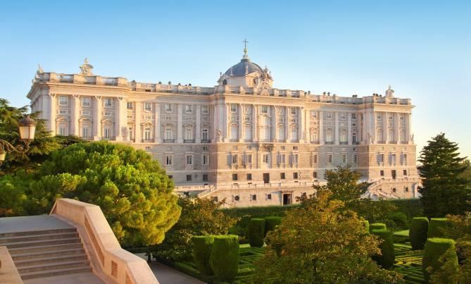 The open and welcoming capital is with 3 million inhabitants the biggest city in Spain and the domicile of the central Government with its ministries and administration, and the Royal Family.