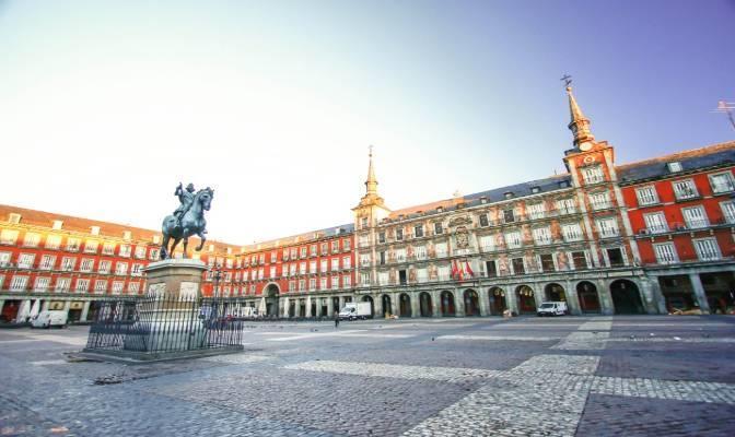 On this square, there are 3 important buildings: Torre de los Lujanes, built in mudéjar style, Casa de Cisneros in Renaissance style and the Town Hall.