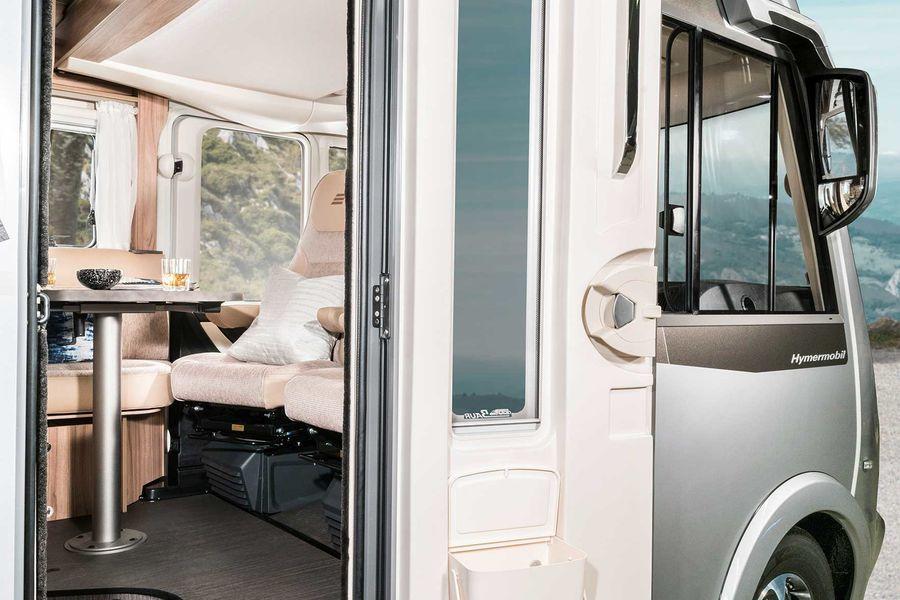 The 60 cm wide maxi entrance door allows easy access to the motorhome.