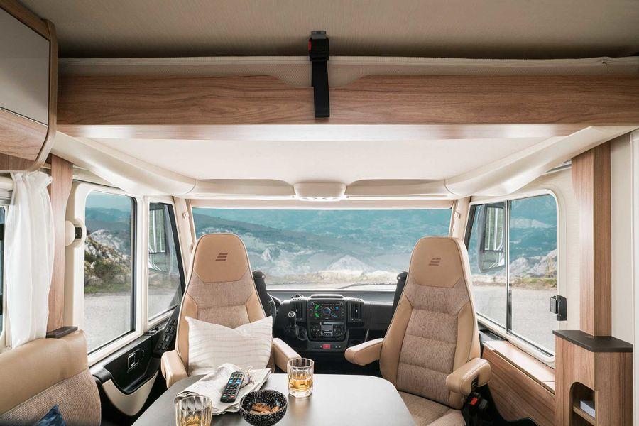 Pilot seats in the cab Both the comfort L-shaped seating area with its lounge upholstery and the 360 rotatable luxury table, as well as the height and angle-adjustable Ergoflex pilot seats with their
