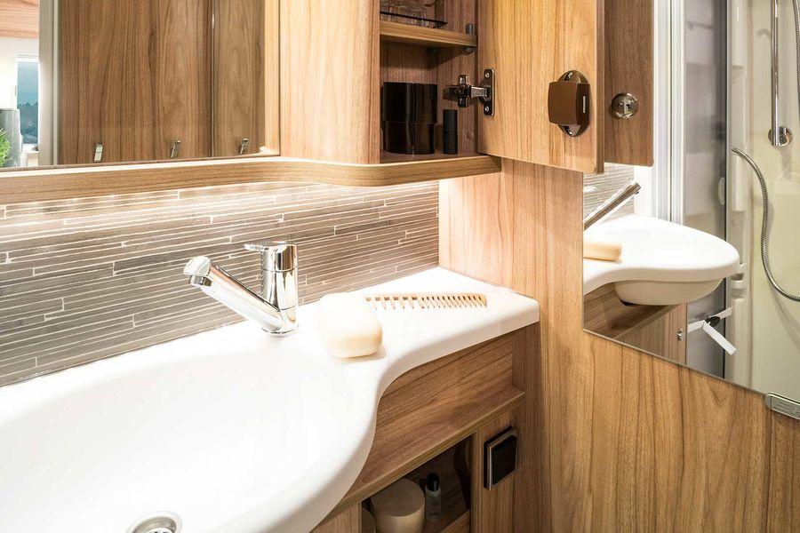 Ideally equipped The compact bathroom in the Hymermobil Exsis-i 588 features a luxury Cool Glass washbasin and a generous bathroom cabinet for all your bathroom accessories.