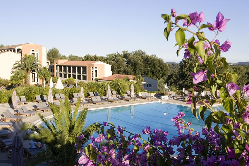 It offers rooms with soft colors, Provencal style houses that are scattered among the alleys and shady squares.