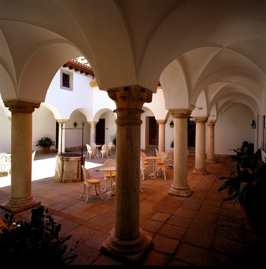 present today and appealing to visit at any time of year. The Parador de Mérida is located in the centre of the city, just a step away from all the unmissable sights in this corner of Extremadura.