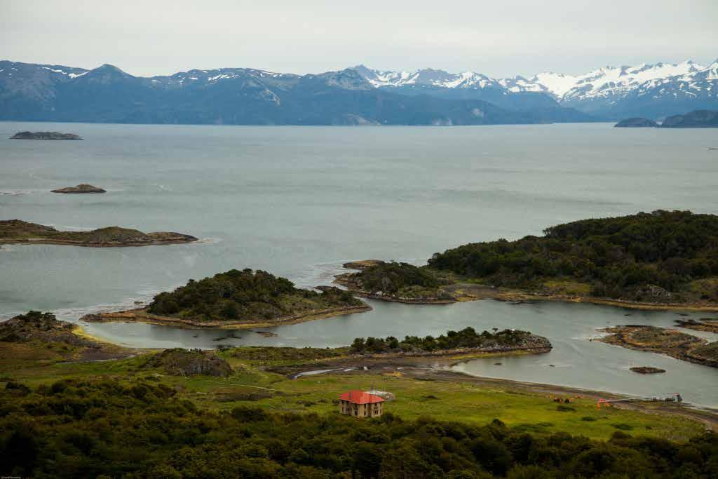 with the local communities, the cultural end of human evolution according to his own words. Wulaia is of extraordinary beauty, considered the historical capital city of Tierra del Fuego.