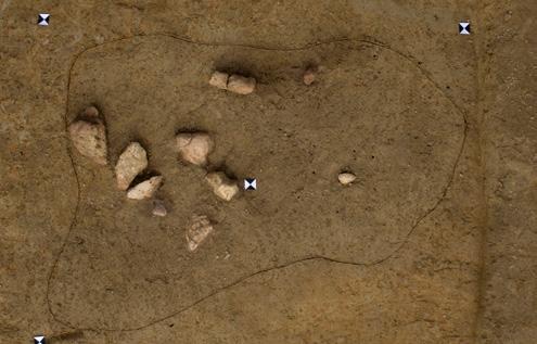 nekaj majhnih odlomkov lončenine, v zgornji polovici polnila pa tudi z nekaj večjimi kosi kamnov.