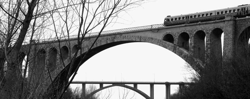 Most na naslovnici Solkanski most je s svojim 85 m dolgim kamnitim lokom najdaljši med kamnitimi železniškimi mostovi. Zgrajen je bil v letih 1904 1906 v sklopu gradnje bohinjske železniške proge.