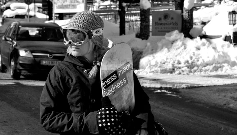 Intervju: Ana Povše Ana Povše, zagrizena deskarka na snegu, študentka Univerze v Ljubljani in NOFX fanica se je leta 2007 odločila, da bo zimski semester preživela na snegu v Saalbach Hinterglemmu.