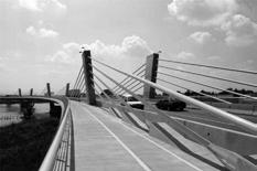 Za konstrukcijo pa je bil izbran poseben sistem gradnje, tako imenovani»extradosed bridge«, ki je nekakšna vmesna stopnja med mostovi s poševnimi zategami (cablestayed
