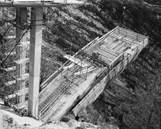 l pa je Primorje d. d. Pripravljalna dela za gradnjo viadukta so se začela novembra 2007, ko se je najprej uredilo dostopne poti do temeljev loka, stebrov in opornikov.