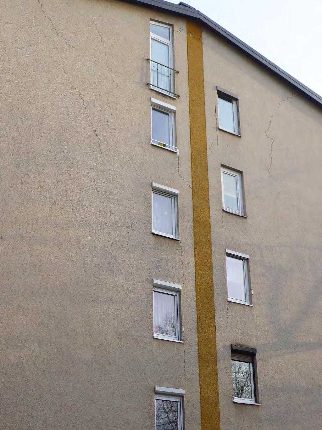 Razpoke na fasadi bloka na Prulah Za zakritje teh razpok s toplotno izolacijo (brez
