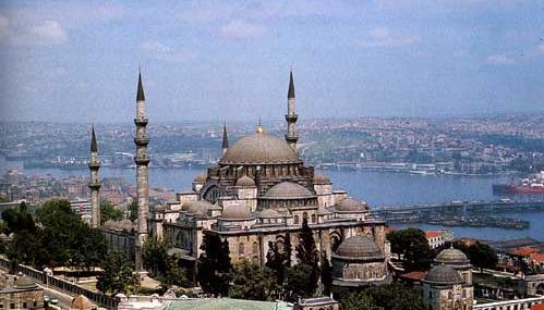 Престоница два царства, са географским положајем на којем би му већина градова позавидела, Истанбул, вековима је привлачио посетиоце најразличитијег порекла и најразличитијих намера.