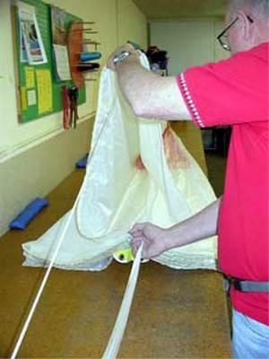 PACKING INSTRUCTIONS 360 / 425 / 490 BACK PARACHUTE THE FOLLOWING IS GROUPED IN FOUR STEP INCREMENTS WITH