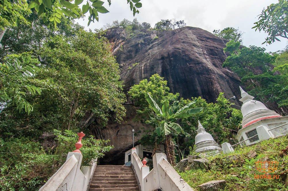 MULKIRIGALA This famous ancient monastery, which still functions to this day, is situated on a 210-metre high rocky hillock a few minutes inland of Tangalle.