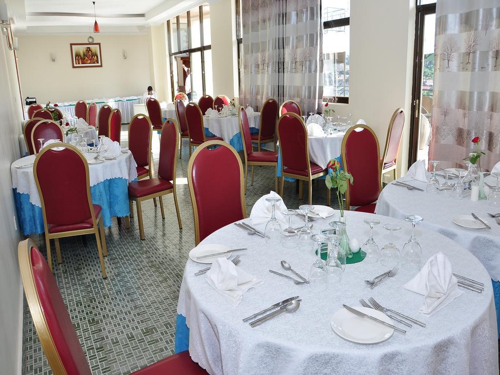 Poultry Africa hotel 3 star night per Wifi and free airport shuttle Five To Five Hotel 10 min.