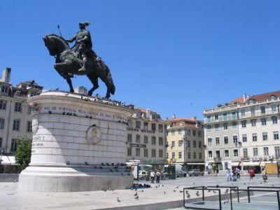 It is a popular meeting place for locals and visitors to Lisbon for centuries and some of the surrounding cafes date back to the 18th century.