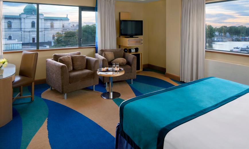 BEDROOMS AND SUITES The Radisson Blu Athlone Hotel has 128 spacious and contemporary guest bedrooms and