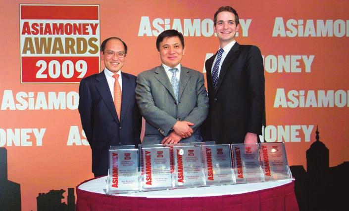 SHKP Vice Chairman & Managing Director Raymond Kwok (middle) and Executive Director Michael Wong (left) receiving the 11 corporate governance honours from Asiamoney editor Richard Morrow.