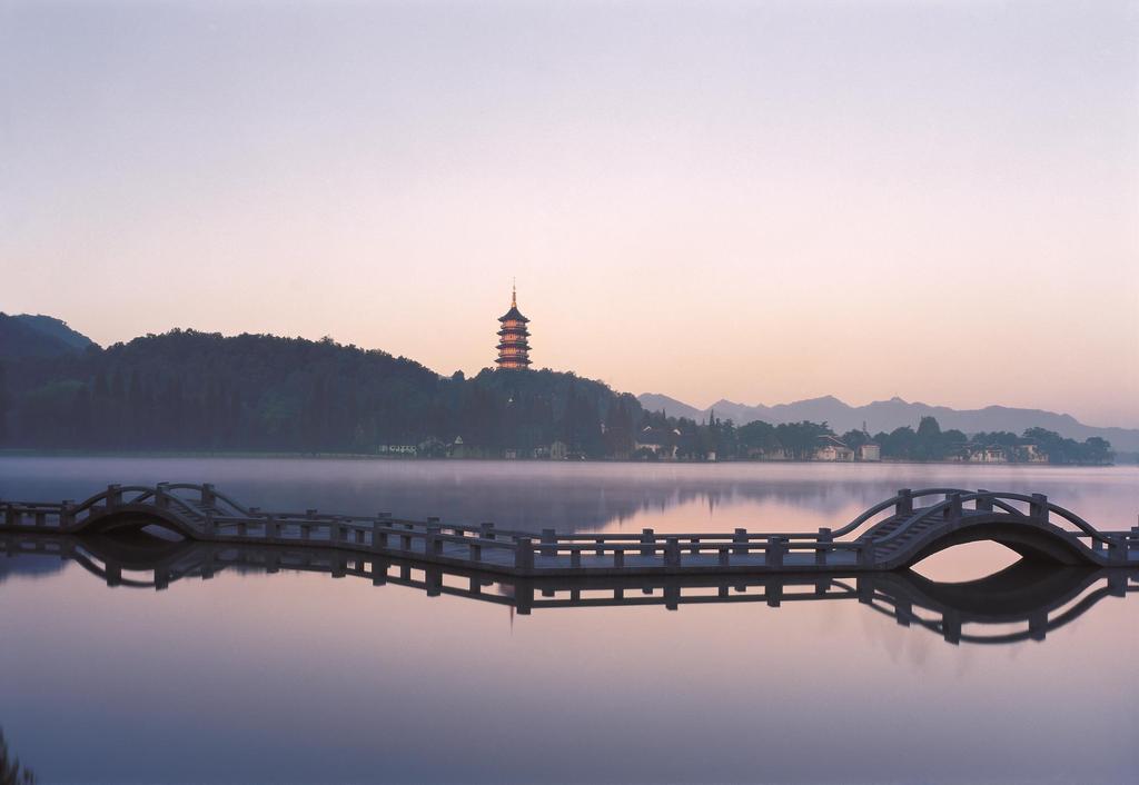 Total Number of Tourist and Gross Tourism Revenue of Hangzhou in 2012-2016 Year Total number (ten thousand person) Year-on-year (%) Total income (hundred million) Year-on-year (%) 2012 8568.00 14.