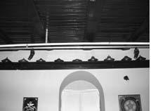 82 МУРАДИЈА КАХРОВИЋ Део дрвеног, непокретног намештаја су и дрвени рафови, који су се налазили изнад прозора, одвојени мало од плафона, дуж сва три зида собе, осим четвртог, доњег зида, који је