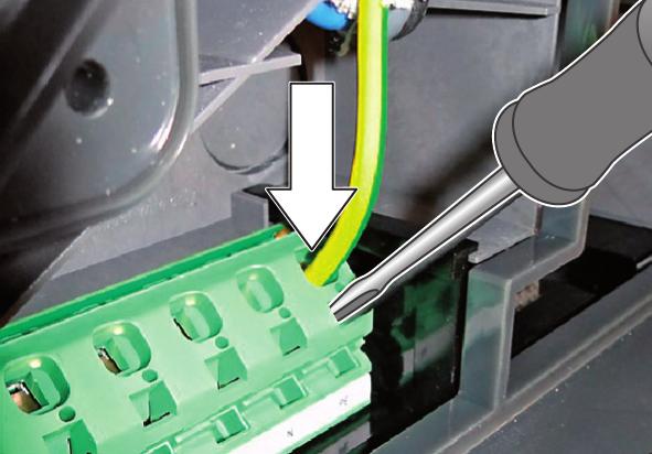 Ravni odvijač širine 5,5 mm, gurnite ravno u opskrbnu stezaljku kao što je prikazano na slici. 2. Pritisnite odvijač u opskrbnu stezaljku.