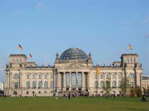 N 7 : the Bundestag The German Bundestag is elected by the German people and is the forum where differing opinions about the policies the country should be pursuing are formulated and discussed.