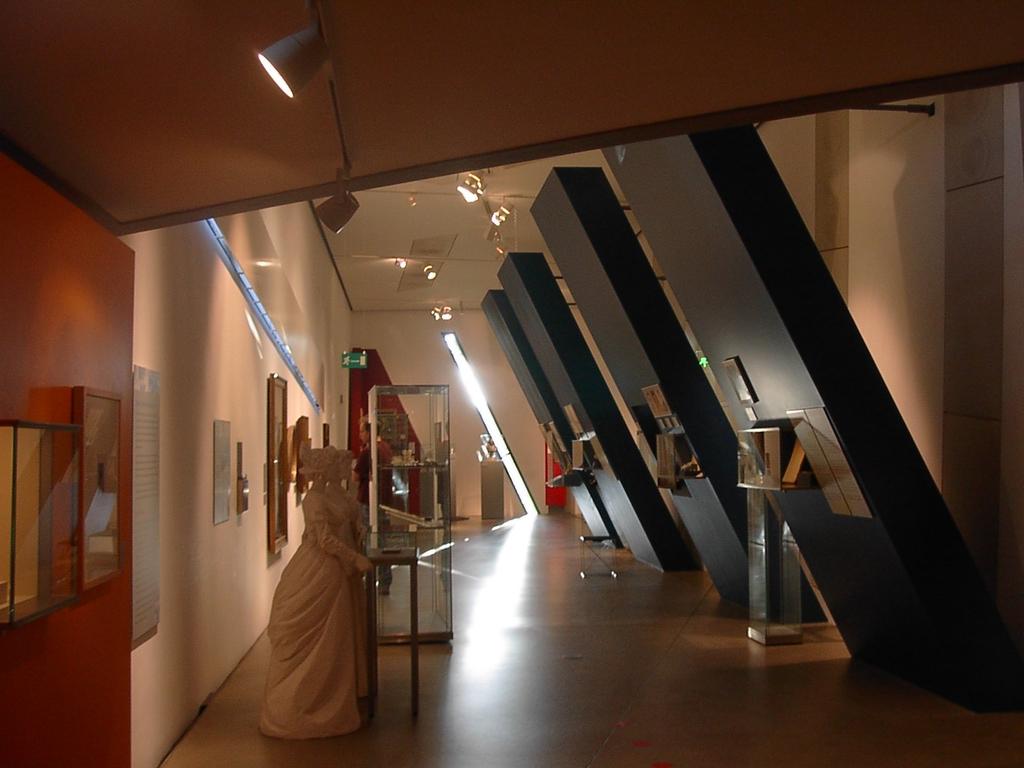Opened the 9 september 2001, the form and style of the museum reflect a complex concept consisting of ciphers,