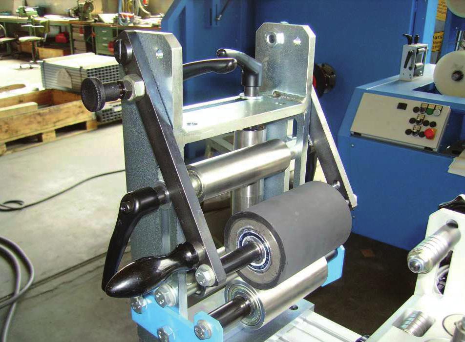 Roller Cage with Cable Return Stop Avoids the independent discharge of the material to be coiled after cutting.