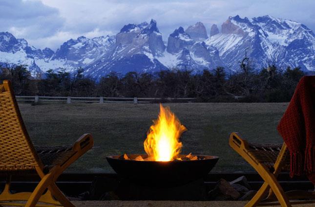 A R G E N T I N A & C H I L E HIKING THE PATAGONIAN ANDES An Upscale Walking Adventure through the Jewels of Patagonia DURATION: SEASON: DEPARTURES: TRIP RATING: 15 days / 14 nights (non-camping)