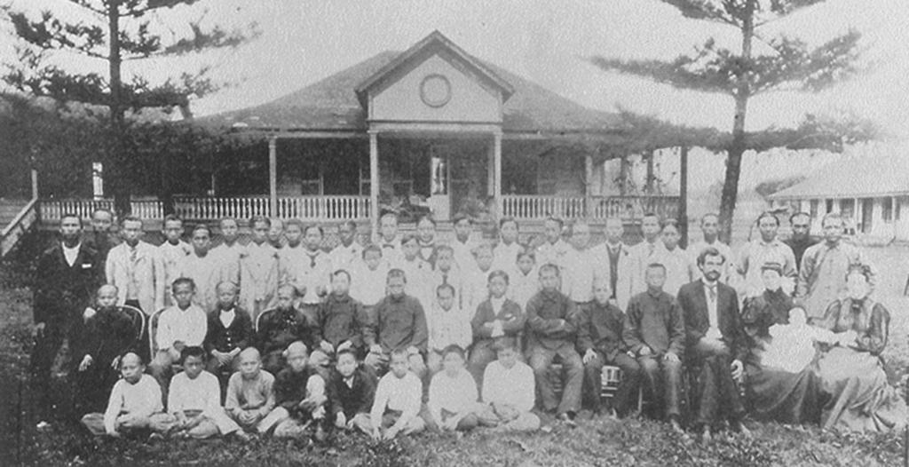 152 the hawaiian journal of history Figure 2. Students and faculty of Palama Chinese School pose in 1898 in front of the house of Princess Ruth Ke elikōlani, then known as Nāwahī Place.