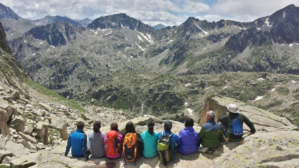 1 MULTI-DAY TREKS FOR EXPERIENCED HIKERS IN THE PYRENEES AN