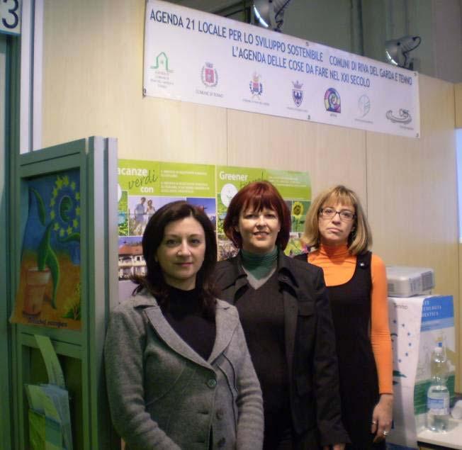 Ms. Tamanini from APPA Trento, Ms. Diwok and Ms. Prosser from the LA 21 at the LA 21 stand at the fair 4.5.