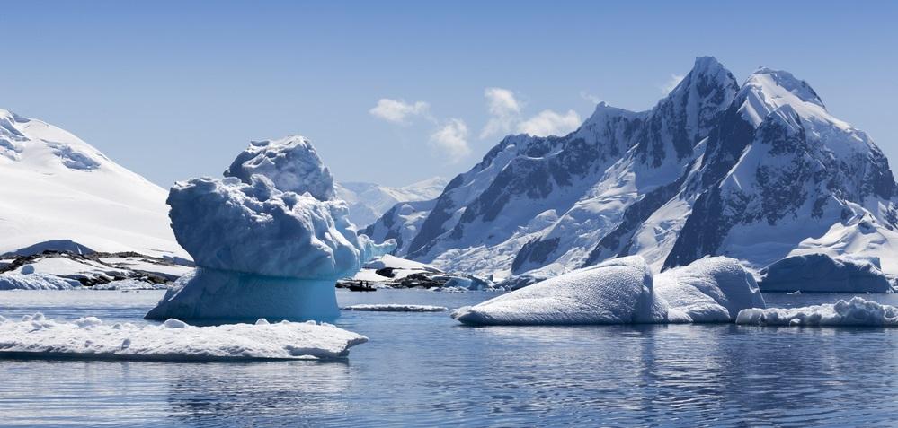 INTRODUCTION This expedition offers the perfect chance to discover the best of the Antarctic Peninsula, the last continent s most northern region.